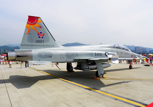 Colisionan en vuelo dos F-5 de la Fuerza Aérea de Taiwán