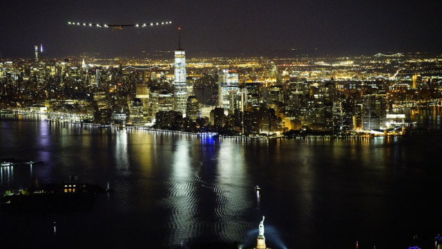 Solar Impulse 2 aterriza en Nueva York, concluyendo su cruce a través de Estados Unidos