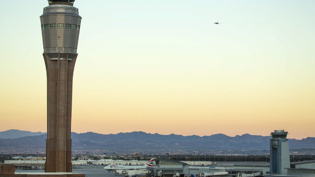 Controlador aéreo en Las Vegas McCarran da positivo por COVID-19