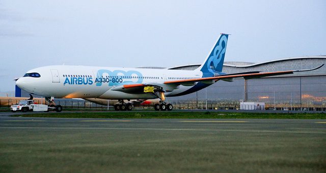 Primer A330-800 sale del hangar de pintura